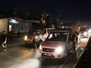 Silopi’de HDP’lilerden Seçim Kutlaması