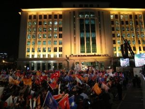 Başbakan Davutoğlu’dan Balkon Konuşması