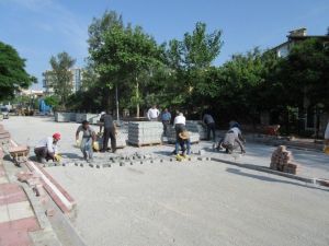 Yunusemre’de Parke Taşı Döşeme Çalışmaları Devam Ediyor