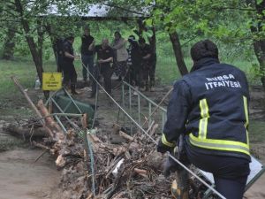 Selde Mahsur Kalan Piknikçileri İtfaiye Kurtardı