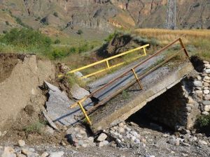 Sel Sularının Yıktığı Köprüden Otomobil Uçtu: 1 Yaralı