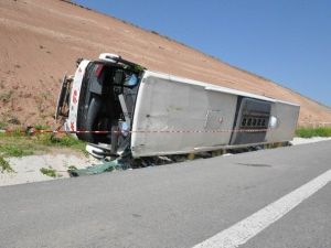 Sivas’ta Yolcu Otobüsü Şarampole Devrildi: 25 Yaralı