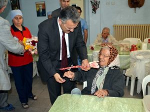 Vali Ayyıldız, Dünya Yaşlılar Gününde Yaşlıları Yalnız Bırakmadı