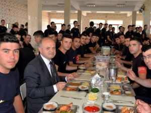 Vali Çakacak Polis Adaylarıyla Karavanadan Yemek Yedi