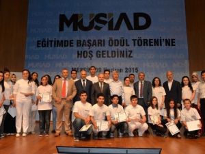 MÜSİAD’ın ‘Eğitimde Başarı’ Ödüllerini Vali Çakacak Verdi