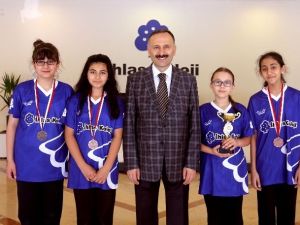 ‘Küçük Kızlar’ Badmintonda İstanbul Üçüncüsü Oldu