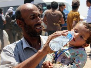 Bombardımandan Kaçan Suriyeliler Sınıra Dayandı