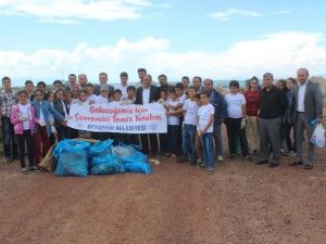 Beyşehir’de Öğrenciler Sahil Temizliği Yapıp Atık Çöpleri Topladı