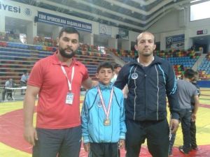 Kağıtsporlu İki Minik Güreşci Madalya Kazandı