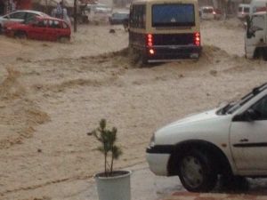 Sağanak Yağış Sonrası Ankara’da Araçlar Suya Kapıldı