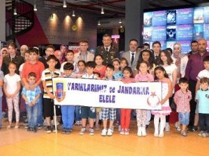 Jandarma Ve Piazza İşbirliği Çocukların Yüzünü Güldürdü