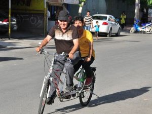 İki Kişilik Bisiklet İlgi Odağı Oldu