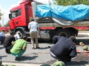 Elazığ’da Tır’ın Dorsesi Yola Devrildi