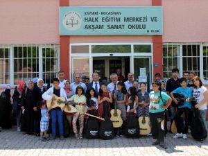 Kocasinan Kaymakamlığı Yetim Çocuklara Gitar Ve Bağlama Hediye Etti