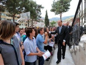 Vali Çomaktekin Karne Dağıttı