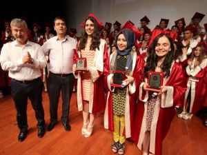 Başkan Yaralı, Oğlunun Mezuniyet Belgesini Verdi