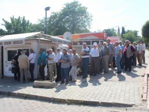 Vatandaşlar Kiraz İçin Kuyruğa Girdi