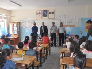 Kaymakam Baştürk Kahta’da Öğrencilerin Karnesini Verdi