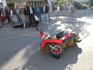 Motosiklet park halindeki araca çarptı