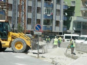 Van Büyükşehir Belediyesi Tarafından Yol Ve Kaldırım Genişletme Çalışmaları Başlatıldı