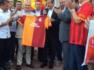 Galatasaray’ın Bayrağı Şampiyonlar Anıtına Çekildi