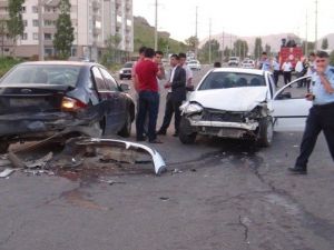 Cenaze Konvoyunda 4 Araç Birbirine Girdi: 5 Yaralı