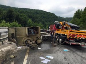 Bursa’da Dorsedeki Transformatör Düştü, Tır Yan Yattı