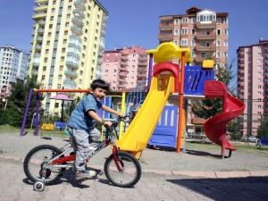 Temiz, Güvenli Ve Yeşillikler İçindeki Parklar Çocukları Bekliyor