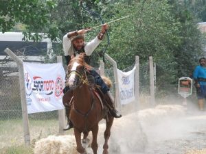 AT Üzerinde Ok Atışı Yapan Sporcular Nefesleri Kesti