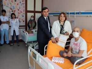 Hastanede Tedavi Gören Yunus Karnesini Milli Eğitim Müdürünün Elinden Aldı