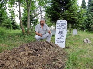 Kayıp Ağabeyinin Bulunmasına Yardım Etmeyen Aileye ’Mezarlı’ Tepki