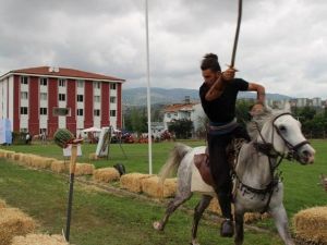 Atlı Okçular Kılıçla Karpuz Kesti