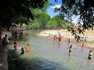 Aşırı Sıcaktan Bunalan Arabanlılar AK Pınar Su Gözünde Serinledi