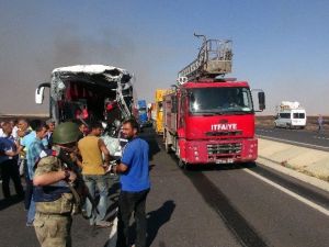 Nusaybin’de Yolcu Otobüsü İle Tanker Çarpıştı: 2 Ölü, 13 Yaralı