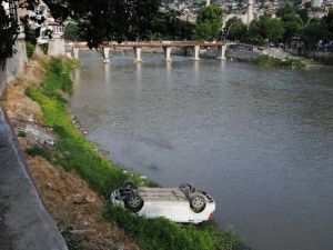 Amasya’da Otomobil Irmağın Kenarına Uçtu