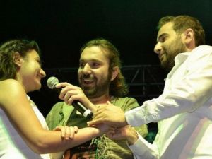 Magazin Muhabirinden Halil Sezai Konserinde Evlenme Teklifi