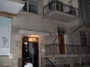 Balkondan Düşen Genç Kızın Yoğun Bakımda Tedavisi Sürüyor