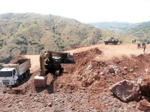 Terör Örgütü İş Makinelerini Ateşe Verdi