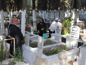 Kuşadası’nda mezarlıklar doldu taştı