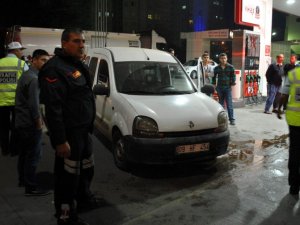 Dumanlar içindeki araç benzinliğe daldı