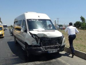 Antalya’da Tur Minibüsü Otomobile Çarptı: 2 Yaralı