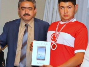 Başkan Alıcık, Başaralı Sporcuyu Onure Etti