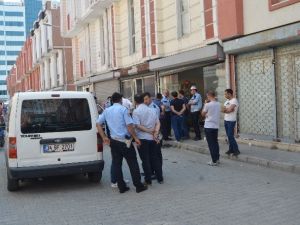 2 Akrabasını Öldürüp, Kepengi Üstlerine Kapattı