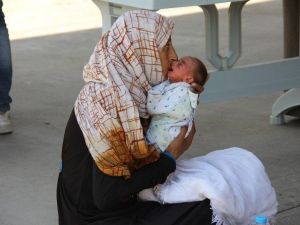 Sınırdan Geçişleri Süren Suriyelilere Yiyecek Dağıtılıyor