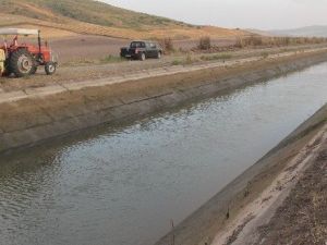 Sulama Kanalına Düşen Baba Bulundu, Oğlu Aranıyor