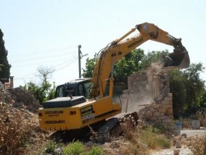 Didim’de Yıkılma Tehlikesi Olan Bina İzinle Yıkıldı