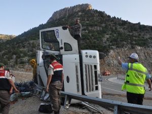 Sebze Yüklü Kamyon Devrildi: 1 Yaralı