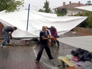 Yağış ve fırtına pazarcıyı vurdu