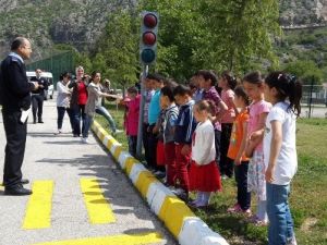 Polisten Bin 500 Öğrenciye Trafik Eğitimi