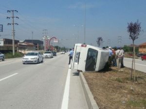 Minibüs Orta Refüjde Yan Yattı